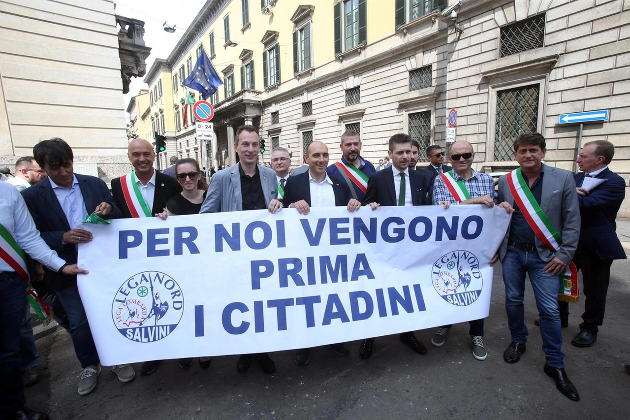 La protesta dei sindaci leghisti sotto la Prefettura (Ansa)
