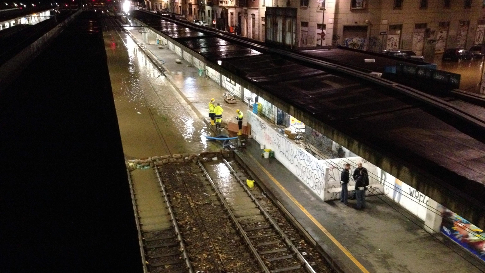 Il sottopasso e alcuni binari della stazione Garibaldi, a Milano, allagati