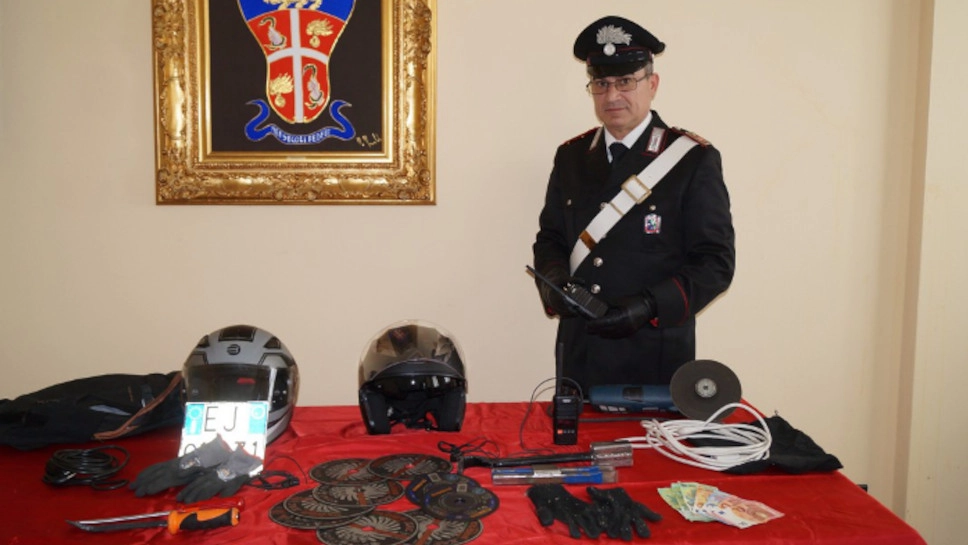 Gli arnesi da scasso e le radioline recuperate dai carabinieri