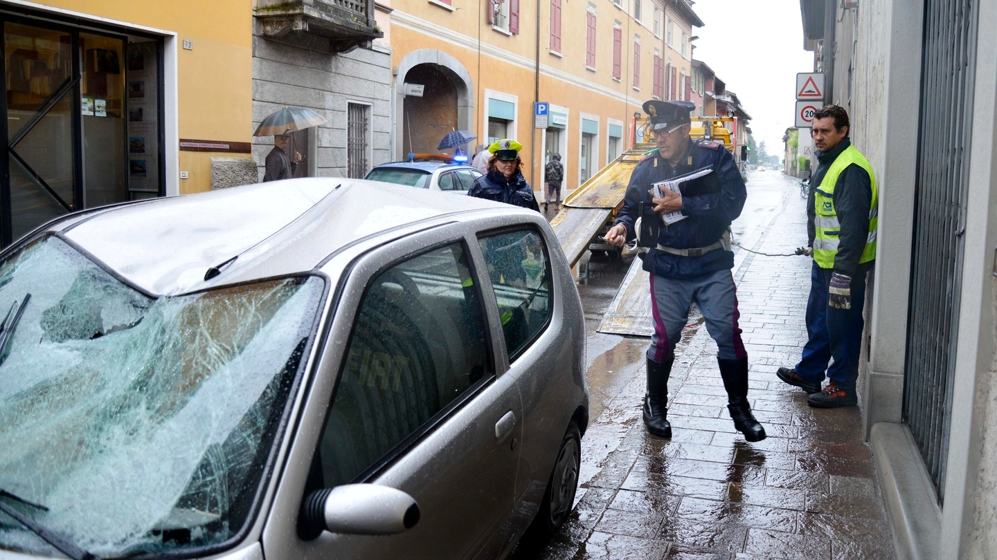 Il parabrezza sfondato della Fiat 600 che ha travolto il ciclista a Ospitaletto