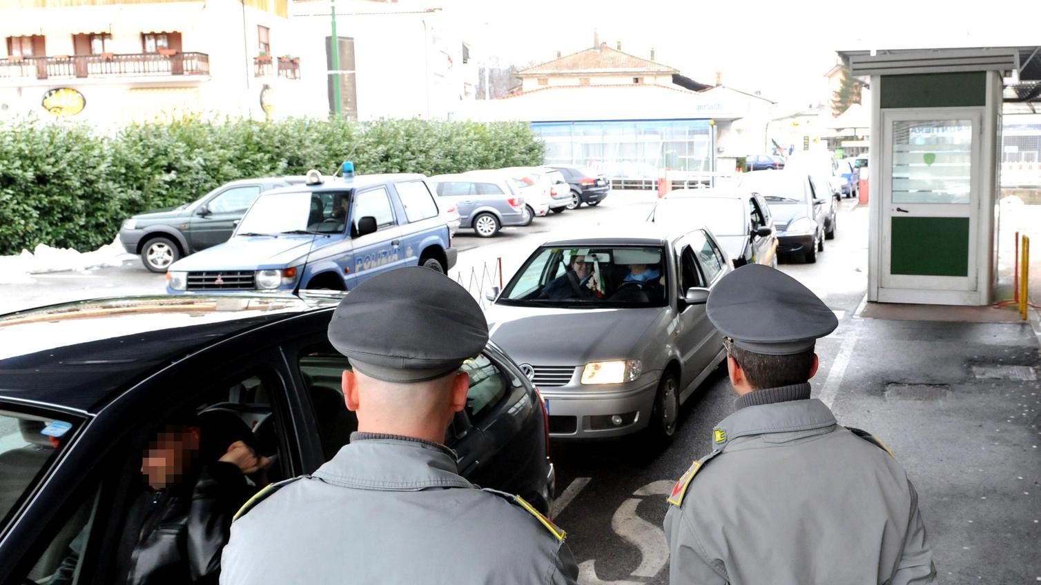 Blitz delle Fiamme gialle. Sequestrato al Gaggiolo un quintale di cocaina. In manette autista di Tir Blitz delle Fiamme gialle. Sequestrato al Gaggiolo un quintale di cocaina. In manette autista di Tir