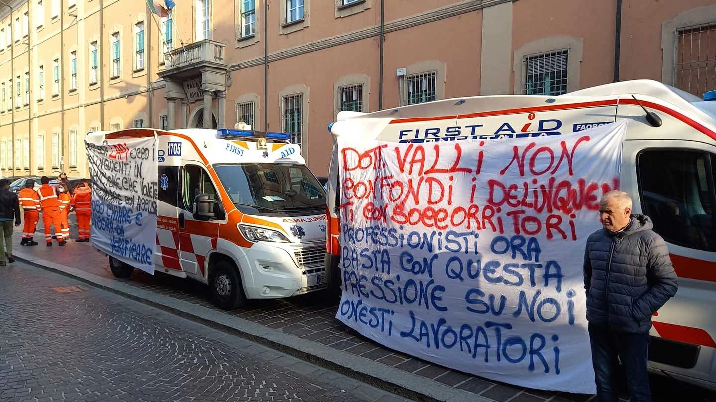 La protesta dei lavoratori di First Aid davanti al tribunale di Pavia