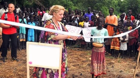 Elisabetta Cipollone durante l'inaugurazione di un pozzo in Etiopia