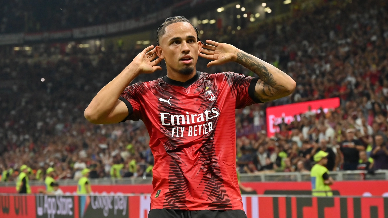 Il giocatore del Milan Noah Okafor esulta dopo il gol del 2 a 0 contro la Lazio Il giocatore del Milan Noah Okafor esulta dopo il gol del 2 a 0 contro la Lazio