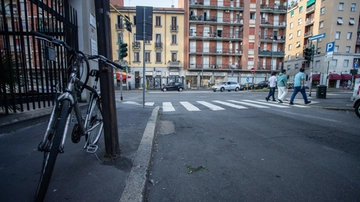 L’uomo che ha aggredito i passanti in viale Monza con il Corano in mano gridava: “Allah è grande, oggi muoiono tutti”