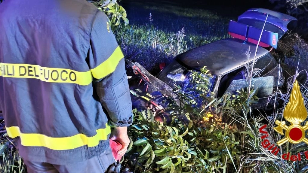 L'auto finita fuori strada e i soccorsi L'auto finita fuori strada e i soccorsi