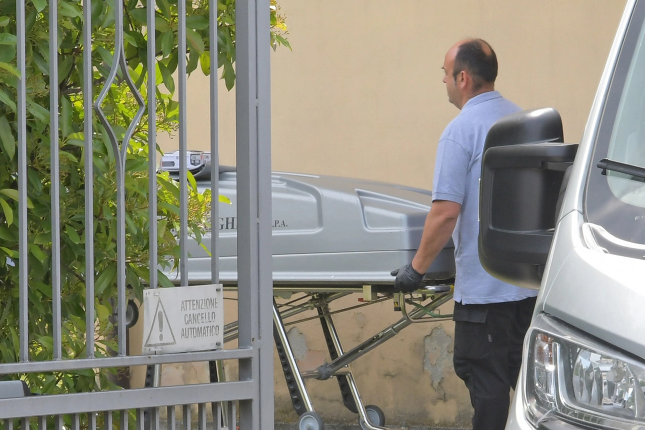 La bara con il bimbo di un anno, Luca, appena strangolato dalla madre a Voghera