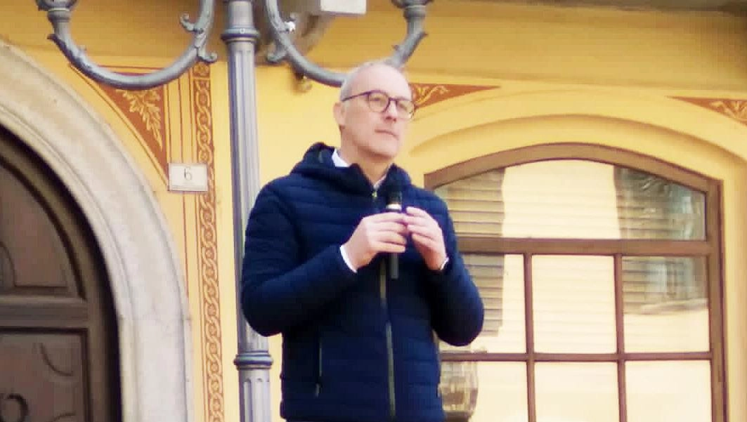 "Salviamo l’ospedale" I cittadini protestano "Salviamo l’ospedale" I cittadini protestano