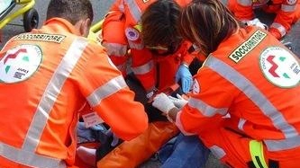 Tubo lo colpisce al collo. Operaio ricoverato: grave trauma di colonna
