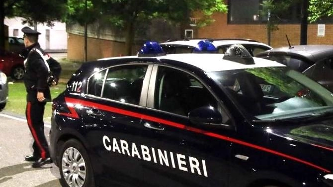 L’uomo, 45 anni, è stato arrestato e portato in ospedale. I militari colpiti con una tapparella sradicata