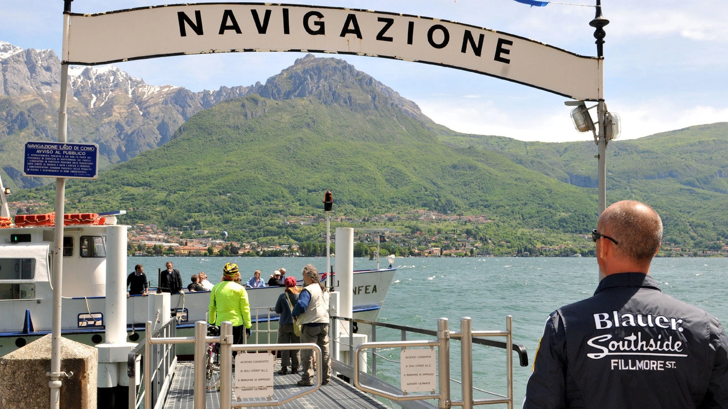 Turisti in visita sul lago anche grazie ai traghetti della Navigazione