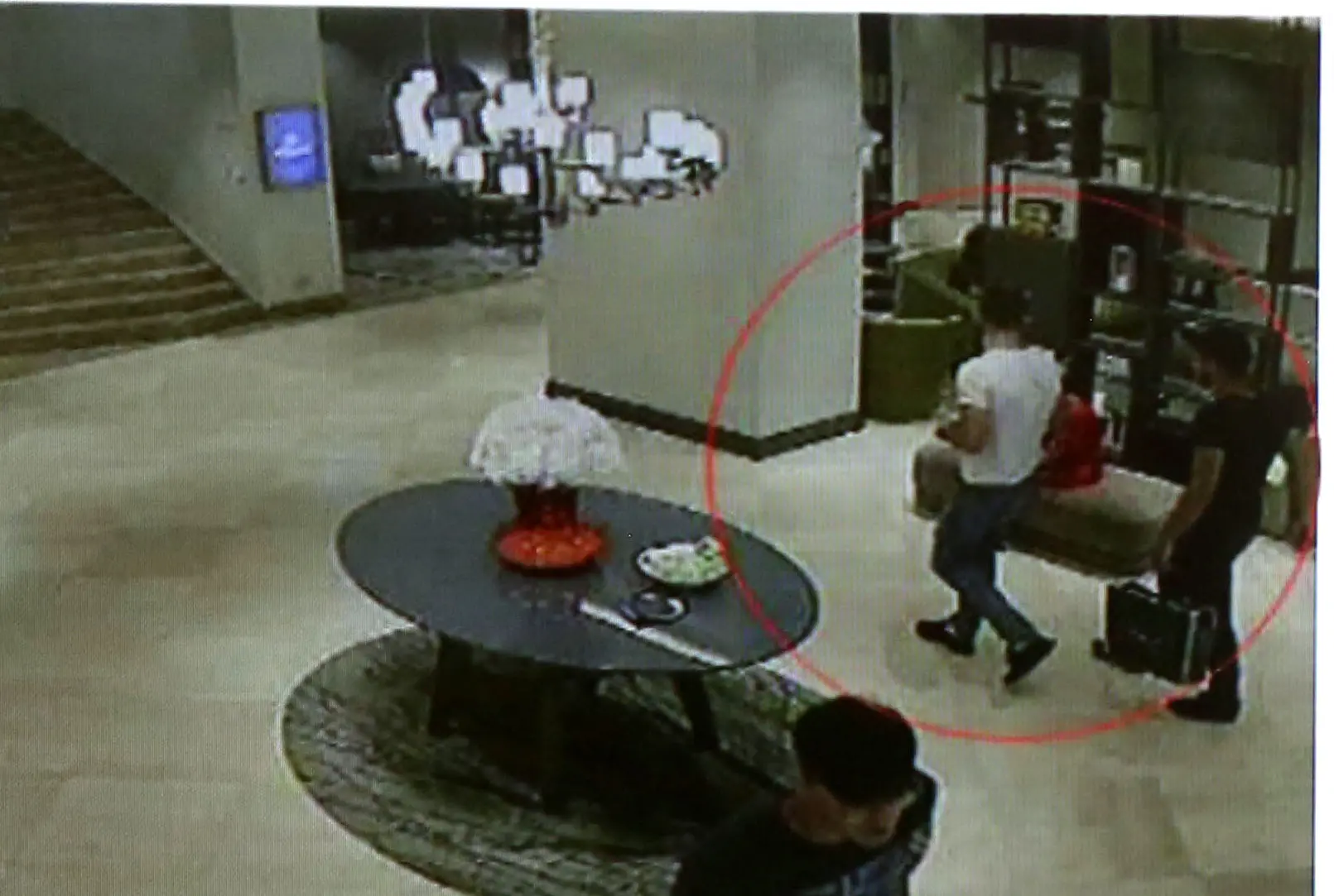 Colpo grosso all'Hilton: rapina da 2 milioni, ma sono falsi/ FOTO