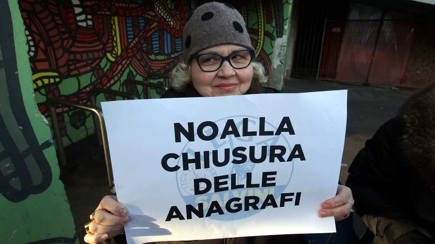 Protesta contro la chiusura le anagrafi di via Passerini e via Boifava