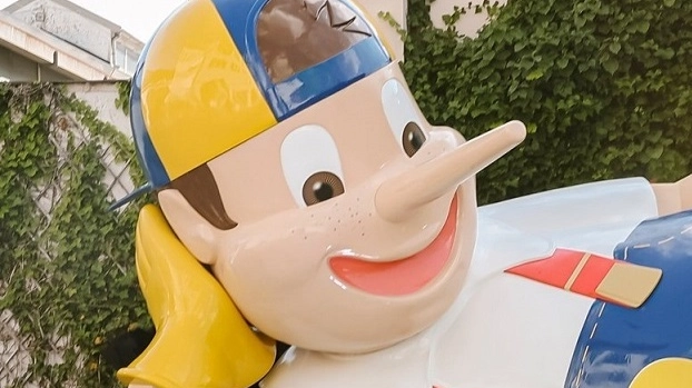 Sulla piazza del quartiere è spuntato un enorme Pinocchio per attirare l’attenzione e offr