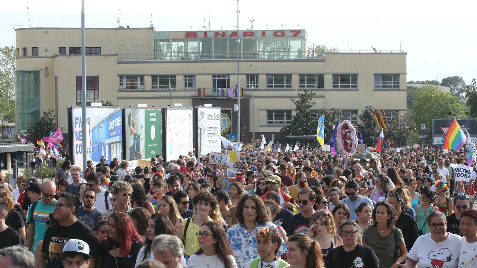 Il Brianza Pride si prende la città. L’arringa per i diritti arcobaleno dal balcone che fu di Mussolini Il Brianza Pride si prende la città. L’arringa per i diritti arcobaleno dal balcone che fu di Mussolini