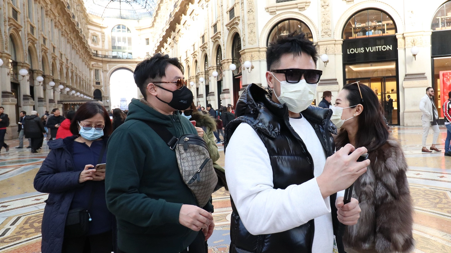 Turisti cinesi con le mascherine tra le boutique della Galleria Vittorio Emanuele