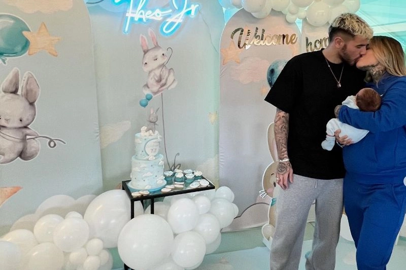 Theo Hernandez e Zoe Cristofoli con il piccolo Theo (Foto Instagram)