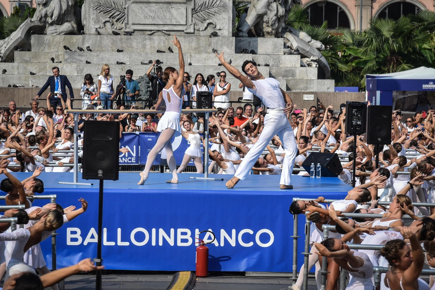 Roberto Bolle balla con 1600 allieve delle scuole di ballo in piazza Duomo