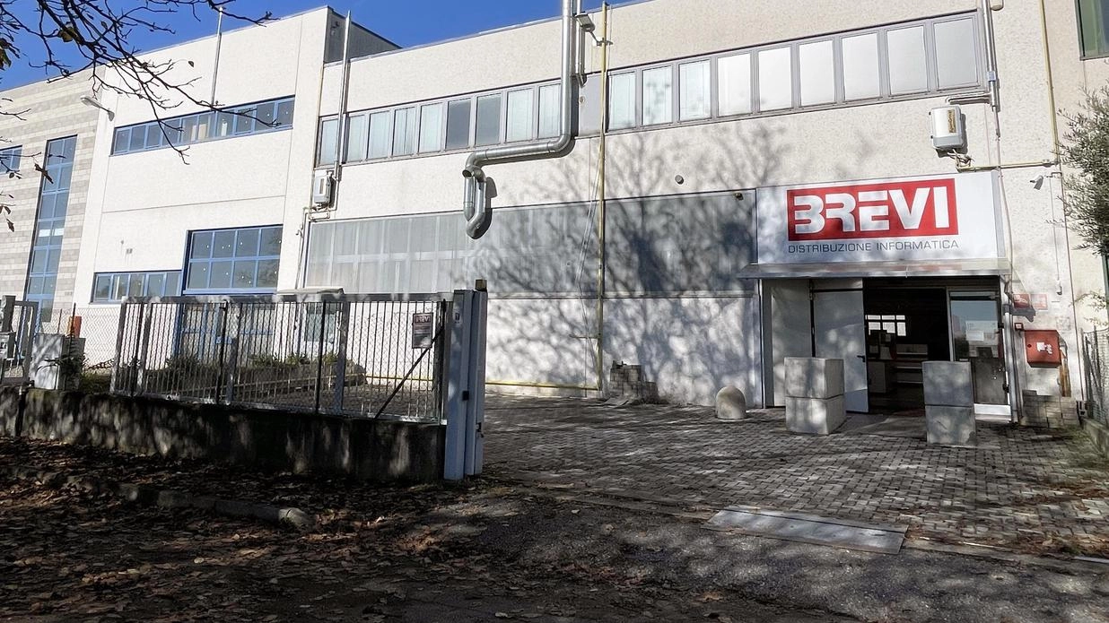 Assalto come nei film. Strade sbarrate e ruspa per l’irruzione. Maxi-colpo alla Brevi
