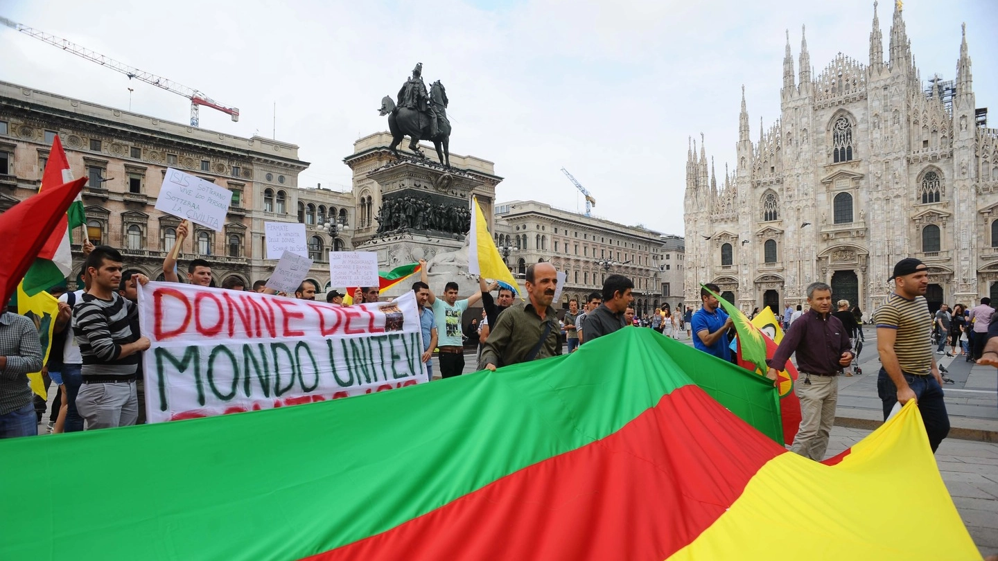 La manifestazione dei curdi in piazza Duomo contro Isis