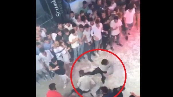 Niccolò Ciatti ucciso in Spagna, il video della rissa in discoteca (Twitter @CPU_Police)