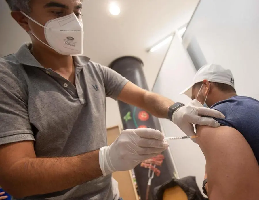Covid, effetti collaterali dei vaccini: un fondo da 150 milioni per gli indennizzi