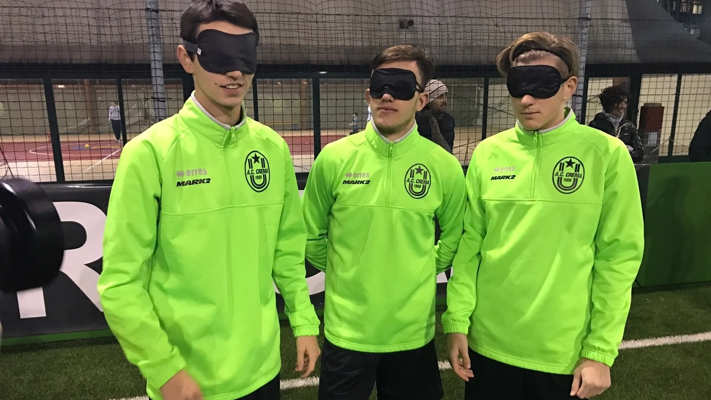 Gli allievi della squadra cremasca con le mascherine sugli occhi per simulare la condizione dei non vedenti