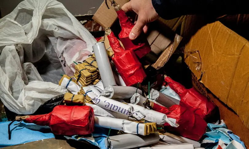 Nerviano, giovani bloccano la strada per sparare petardi: multati