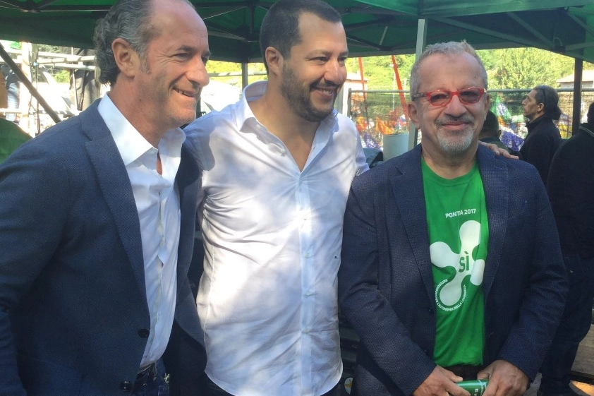 Tosi, Salvini e Maroni (con la maglia del sì al referendum)