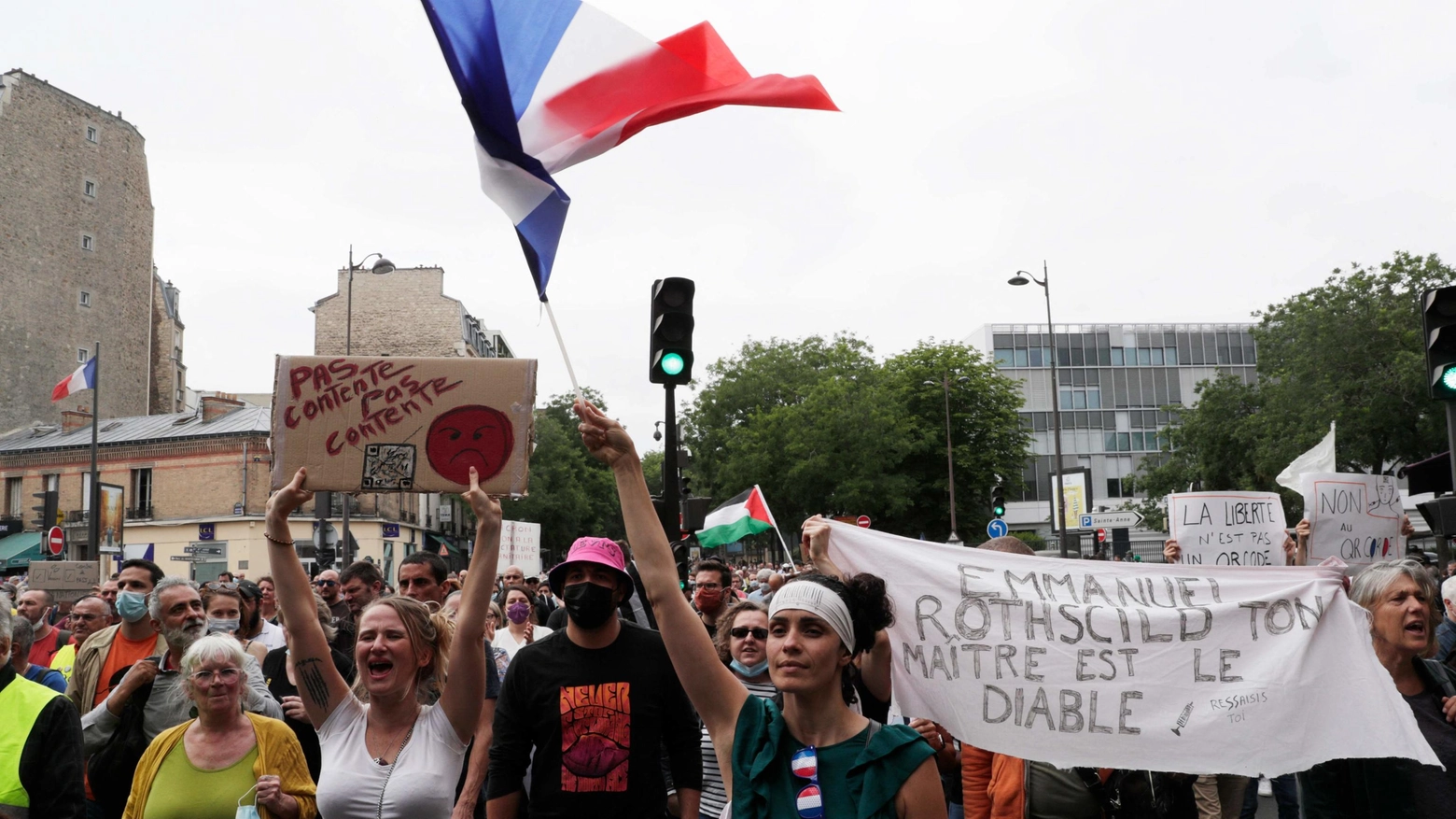 Francia, proteste contro il pass sanitario