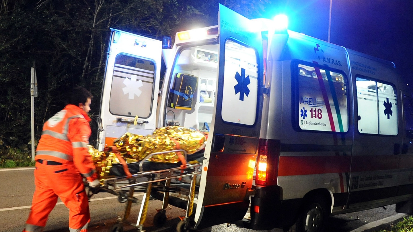 L'uomo è stato soccorso da un'ambulanza: è fuori pericolo