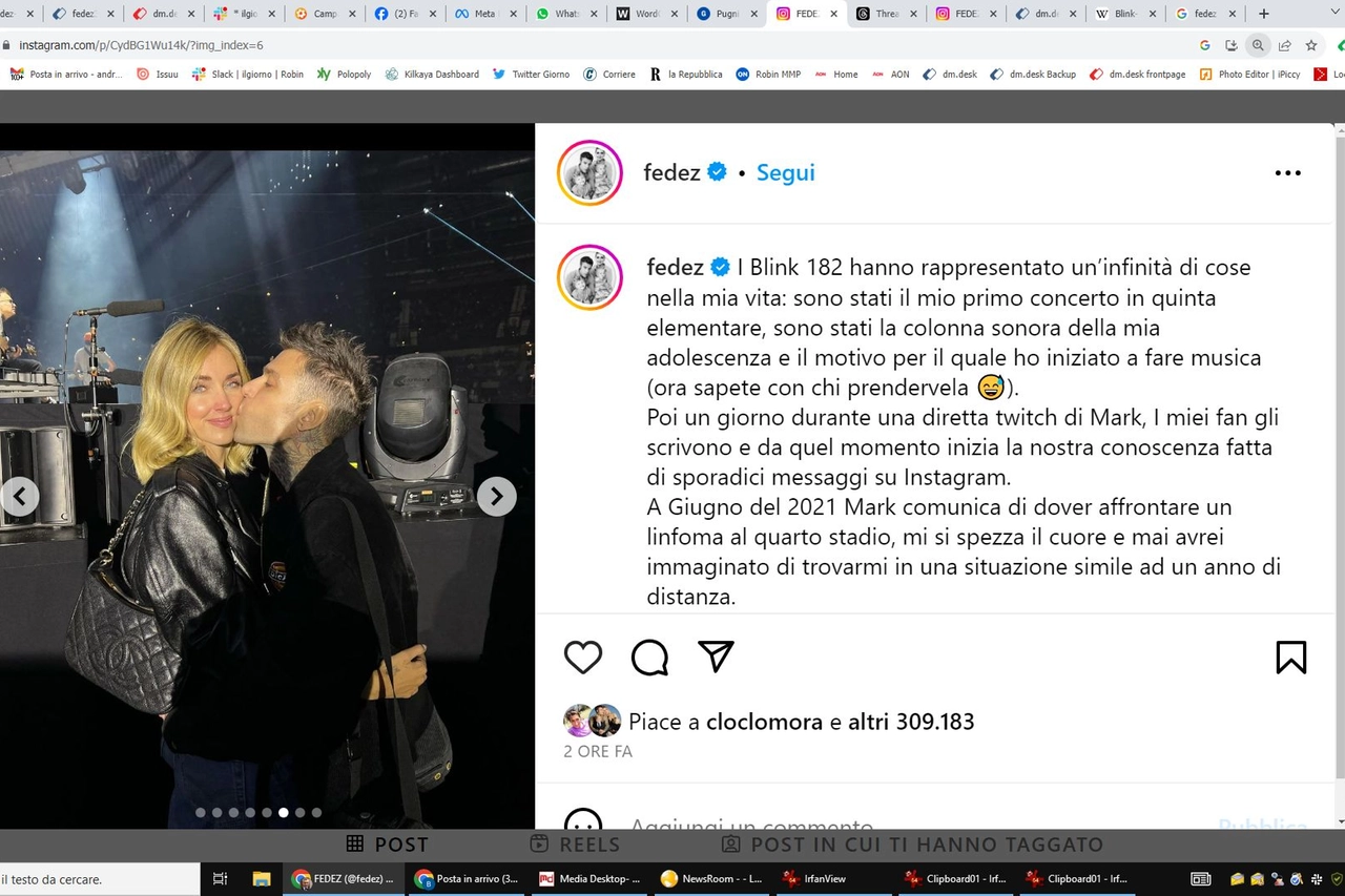 Il bacio sotto il palco con Chiara Ferragni è un'altra delle foto postate da Fedez
