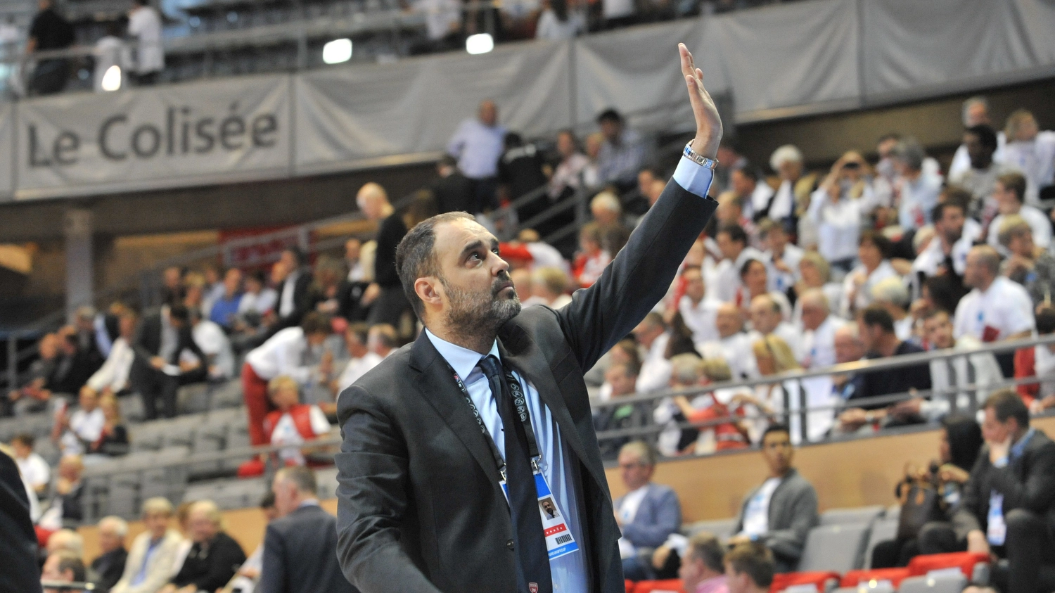 Il coach del Varese Paolo Moretti saluta il pubblico