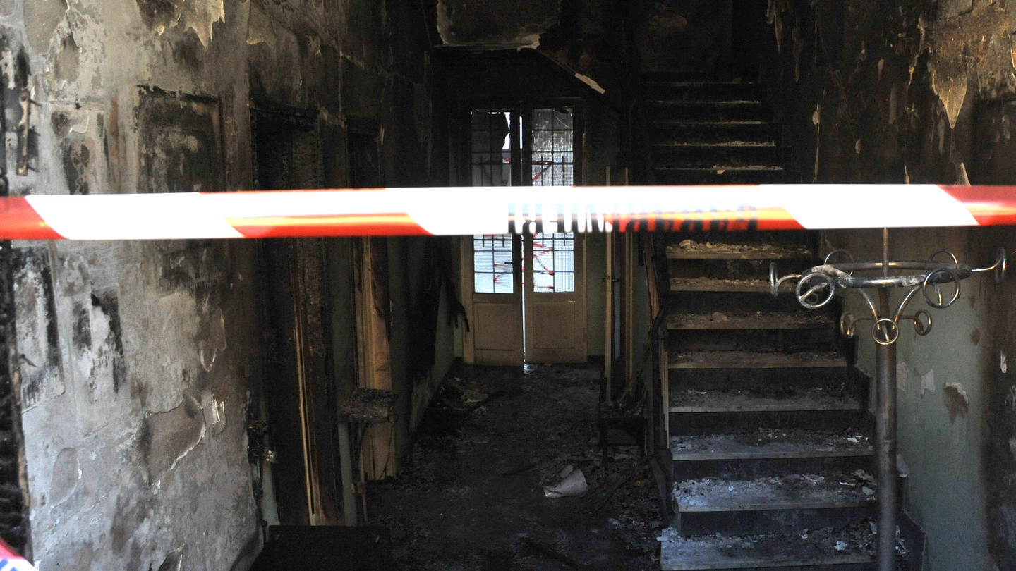 La casa devastata dall’incendio in cui sono morte le sorelle Agrati