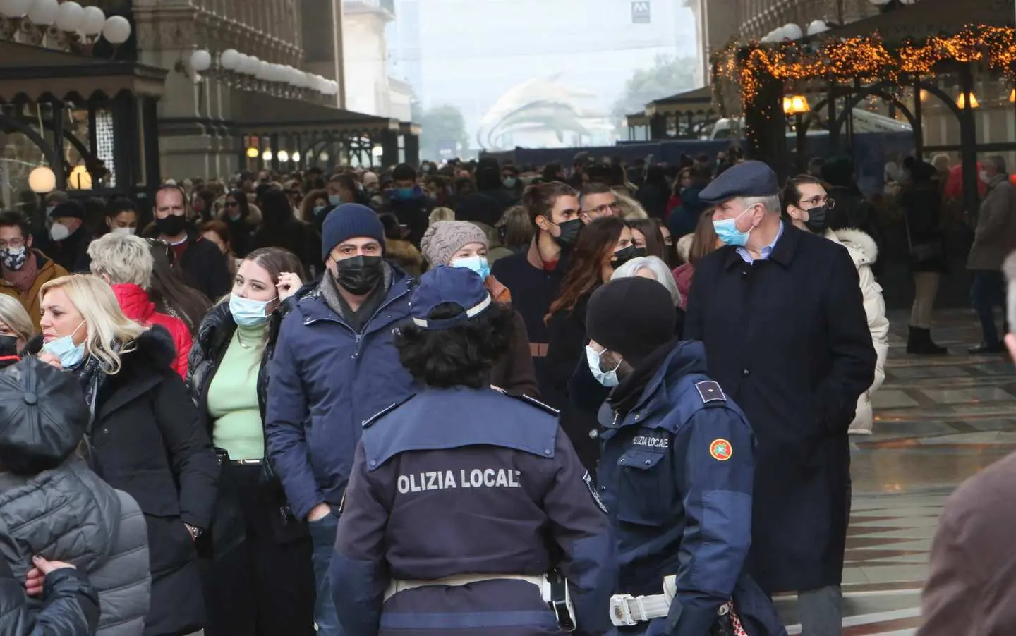 Mascherina obbligatoria all'aperto, i cittadini: "Meglio così, ci protegge"