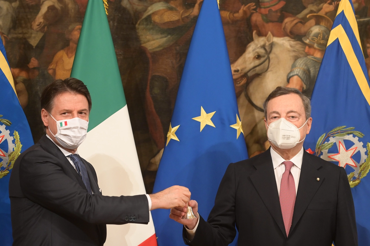Il passaggio della campanella tra Conte e Draghi