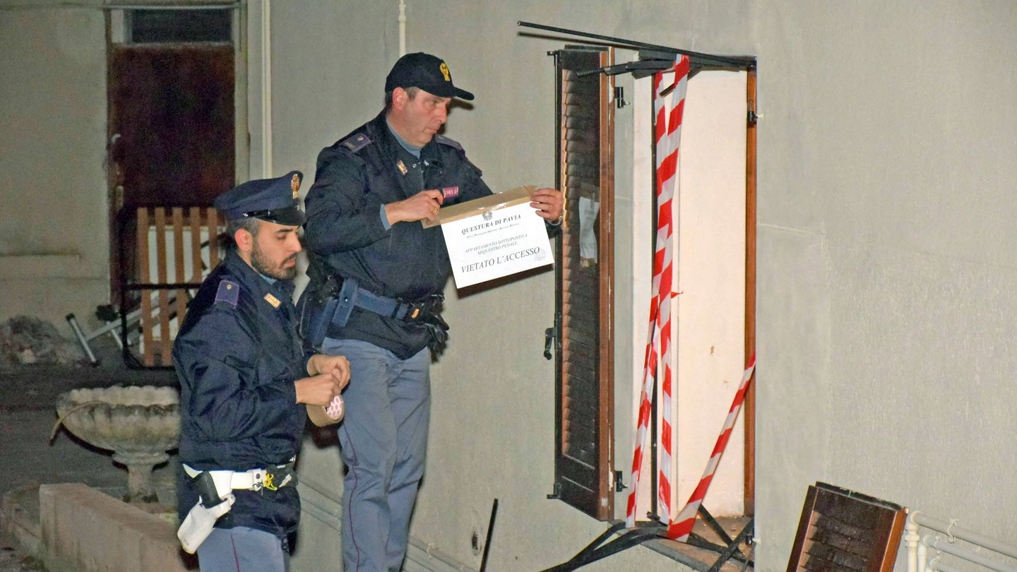 SUL POSTO La polizia mette i sigilli alla casa del delitto (Torres)
