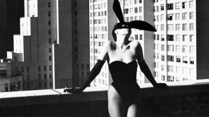 Una delle 250 immagini del grande fotografo Helmut Newton