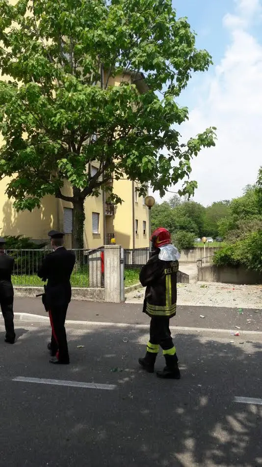 Desio, si barrica in casa e minaccia di far esplodere il palazzo