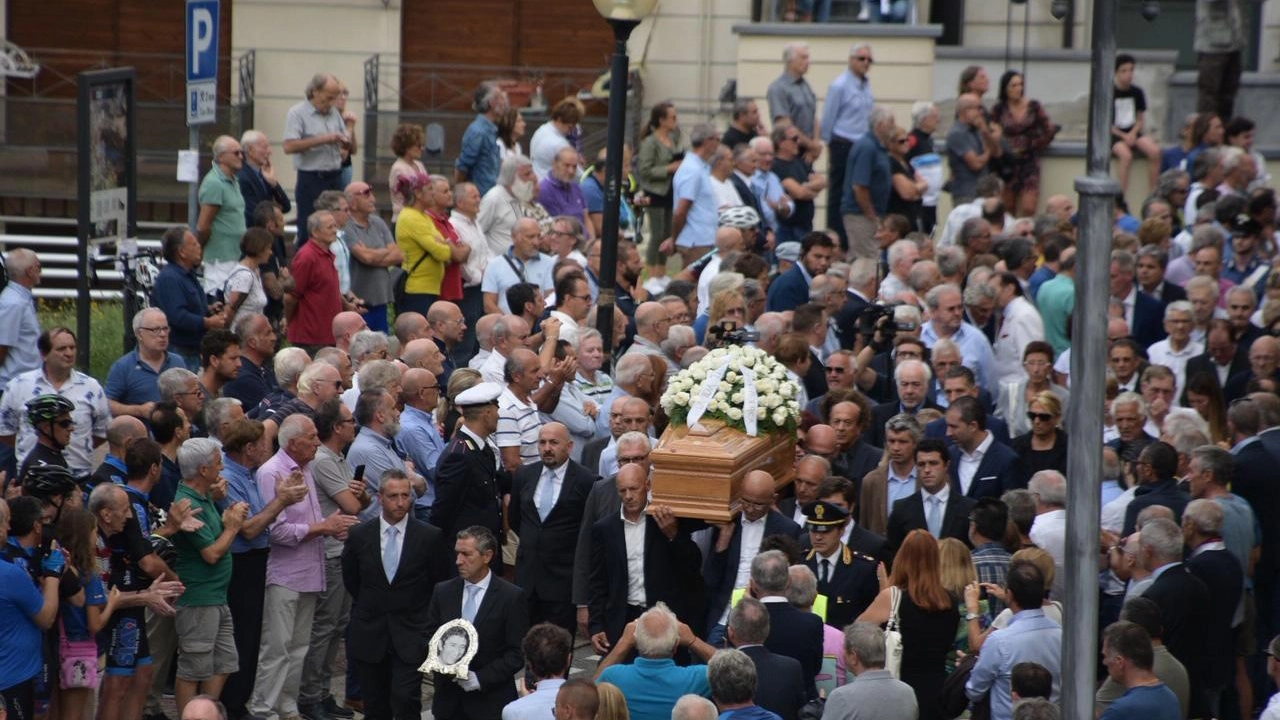 Gimondi, folla ai funerali a Paladina