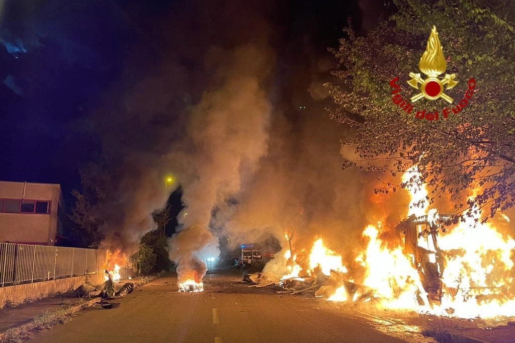 L'incendio in via dell'Industria a Busto Garolfo