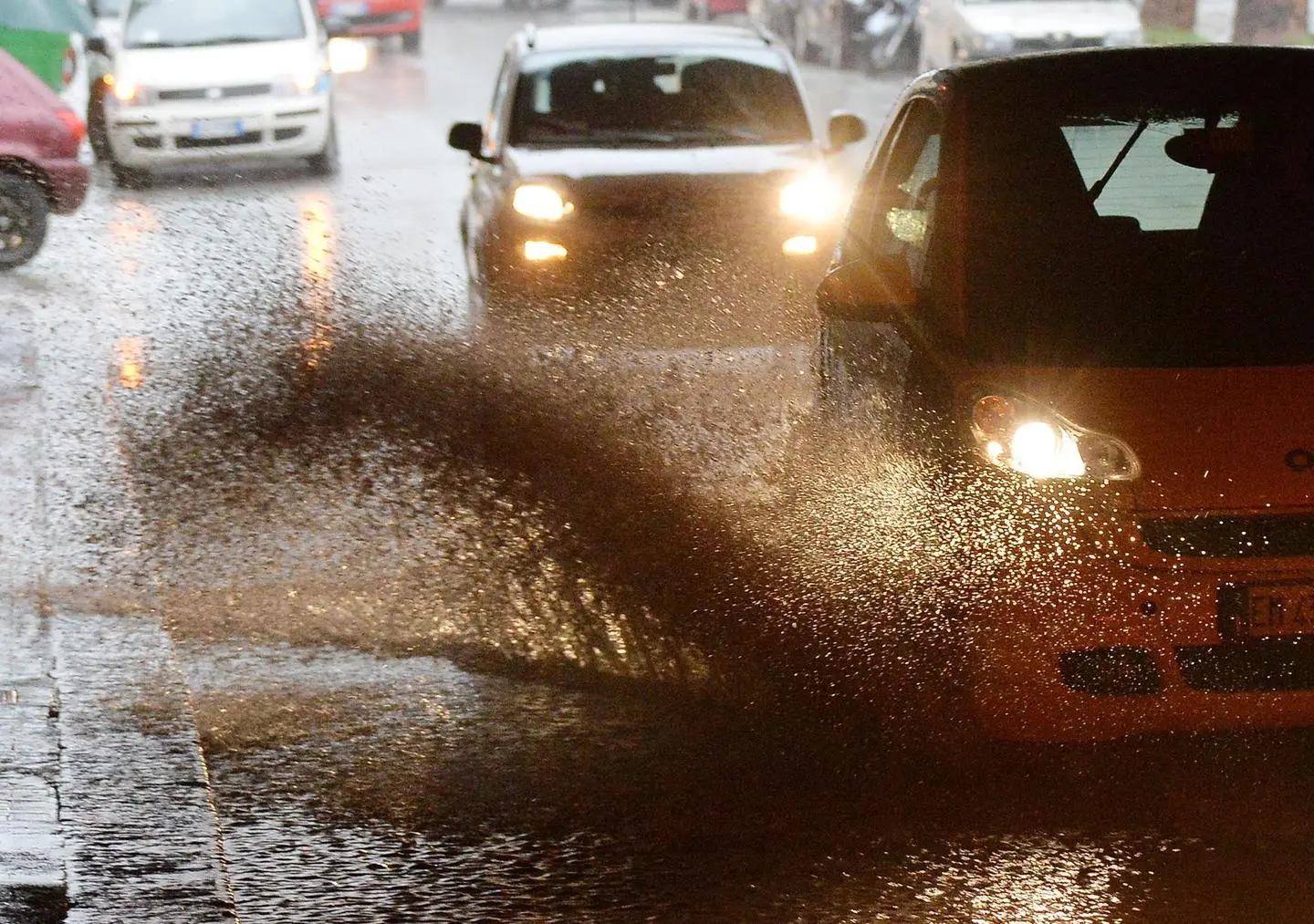 Maltempo a Milano, strade e sottopassi allagati: veicoli fermi