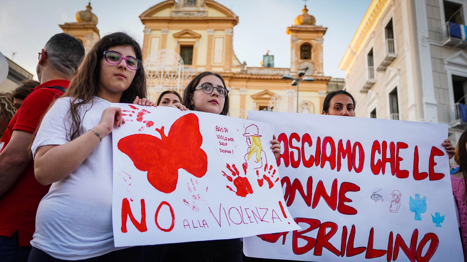 Un momento della fiaccolata a Sant'Antimo in ricordo di Giulia Tramontano uccisa dal suo compagno, Alessandro Impagnatiello a Senago