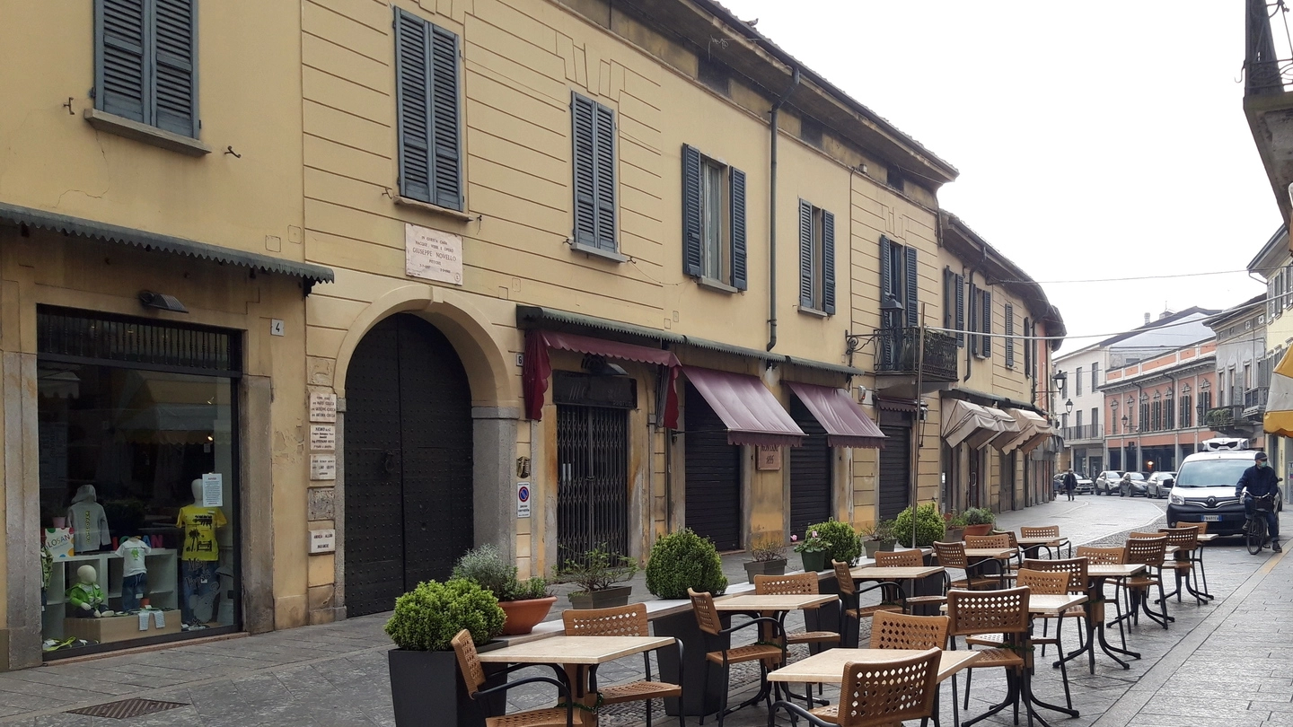 Uno scorcio di via Roma la via principale di Codogno con bar e negozi chiusi