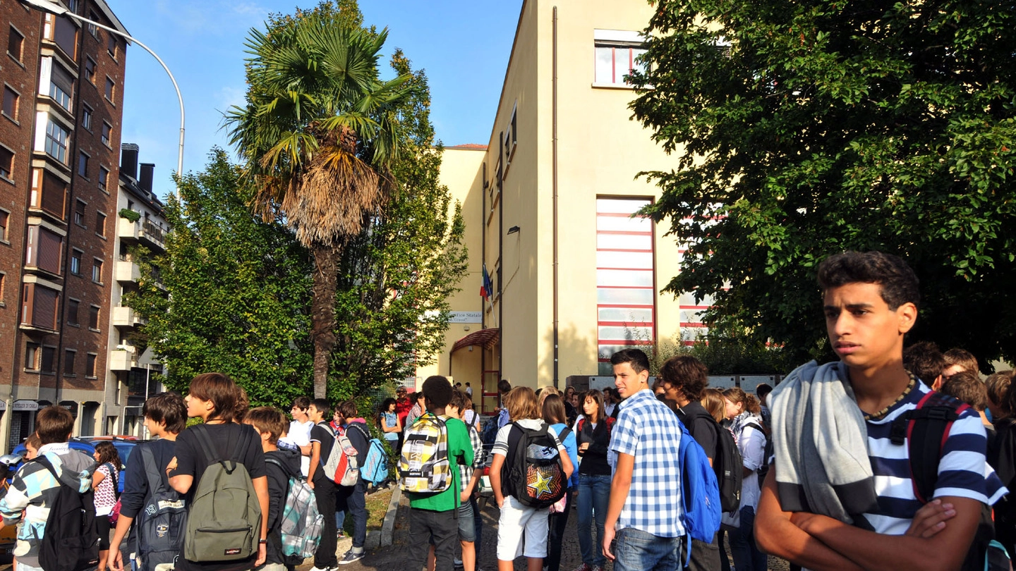 CONTO ALLA ROVESCIA Studenti fuori dal Liceo Scientifico cittadino Grassi e a lato Luca Volonté, provveditore di Lecco (Cardini)