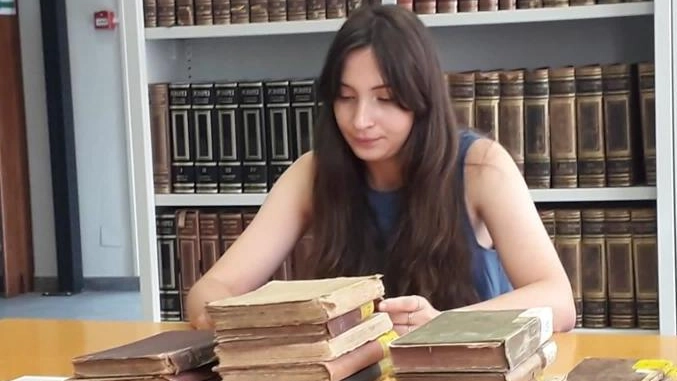 Aurora Sturli al lavoro sui testi di Anna Vertua Gentile