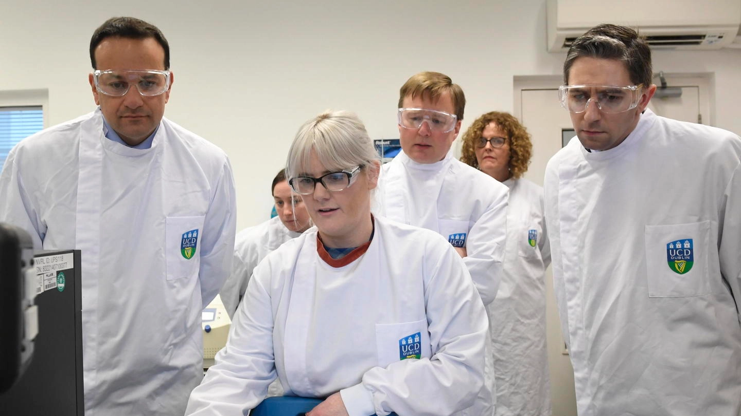 Il premier irlandese (a sinistra) in visita al National Virus Reference Laboratory (Ansa)