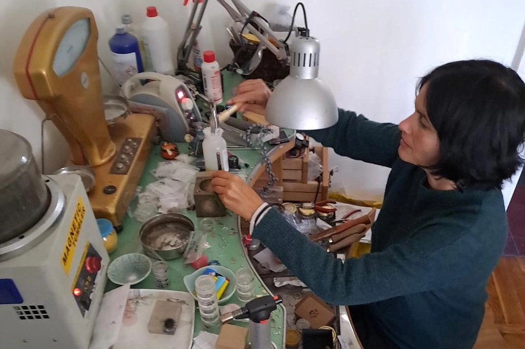 Mandala Tayde mentre crea i suoi gioielli