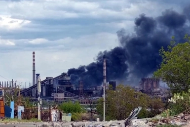Ucraina, le news di oggi: carri armati russi attaccano Azovstal. Colonna di fumo nero