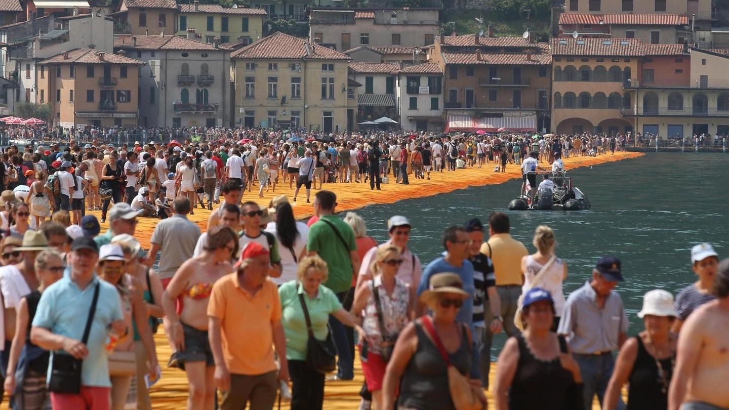 Oltre 1 milione e 200mila persone hanno calcato il telo giallo dalia con cui Christo ha ricoperto l’opera «The Floating Piers» (Fotolive)